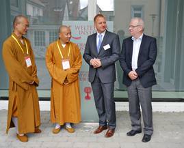 Der Geschäftsführer des WEIT, Dr. Stephan Schlensog, und der Direktor Prof. Claus Dierksmeier zusammen mit den beiden Mönchen Ven. Wuguang und Ven. Xianqing.
