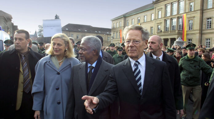 Kofi Annan und Hans Küng vor der neuen Aula. 12.12.03 Bild: METZ