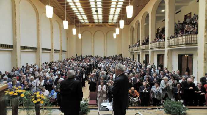 8. Weltethosrede mit Bischof Tutu , am Ende der Veranstaltung Applaus
15.06.09 Bild: Metz